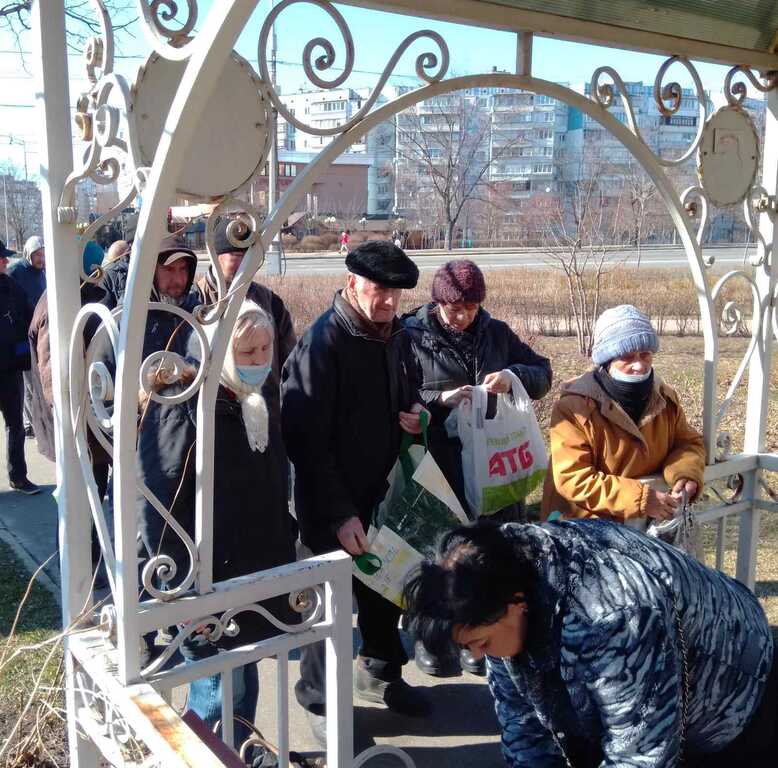 In Kyiv the Community of Sant'Egidio keeps on helping the poorest people.  The food distribution in Troeshina area